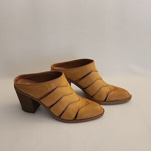 DV By Dolce Vita Juicy Cognac Pointy Toe Slip On Heeled Mules size 7.5